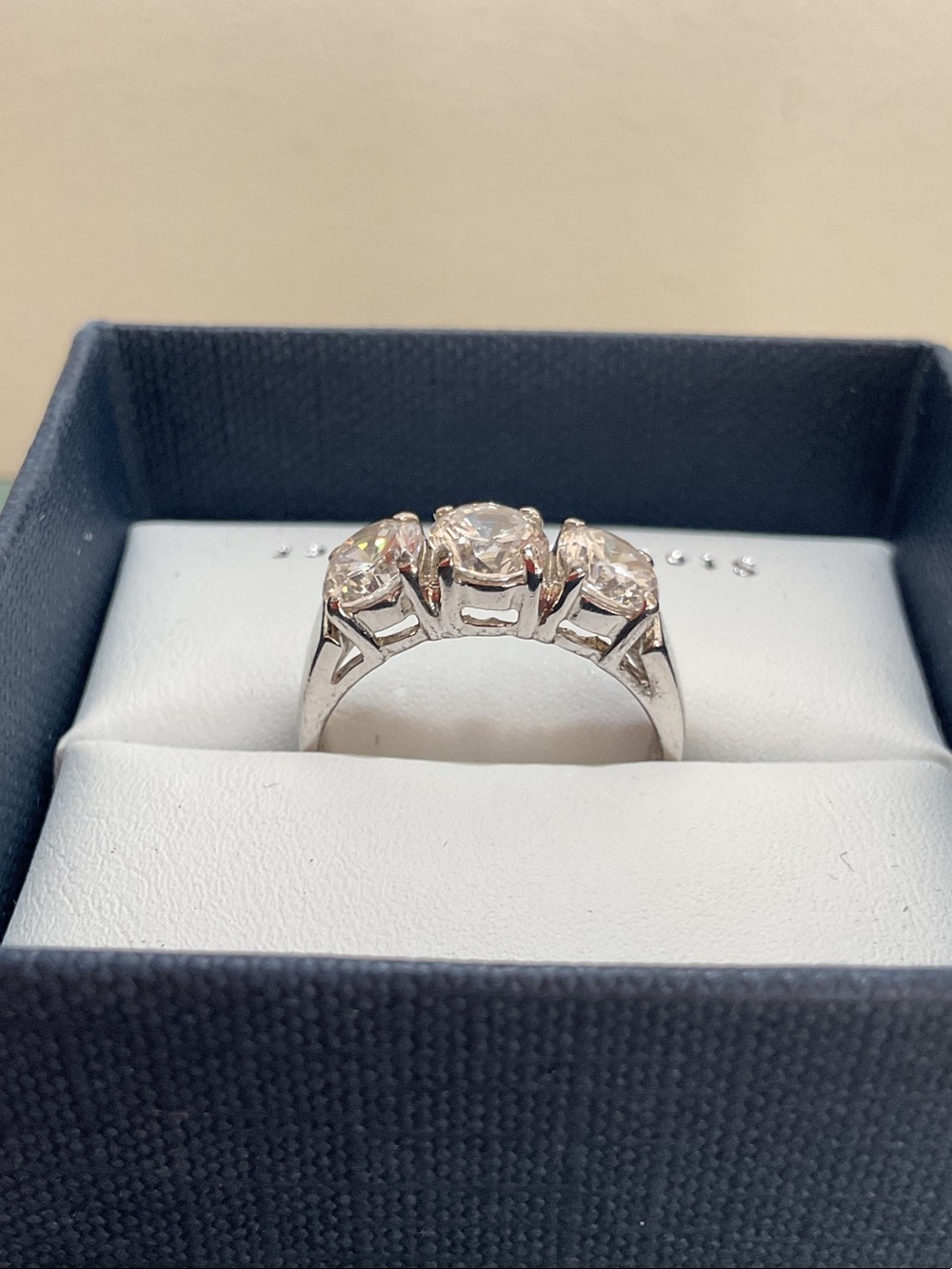 Contessa Di Capri Sterling Silver Three-Stone Ring - Size 9 - Picture 3 of 5